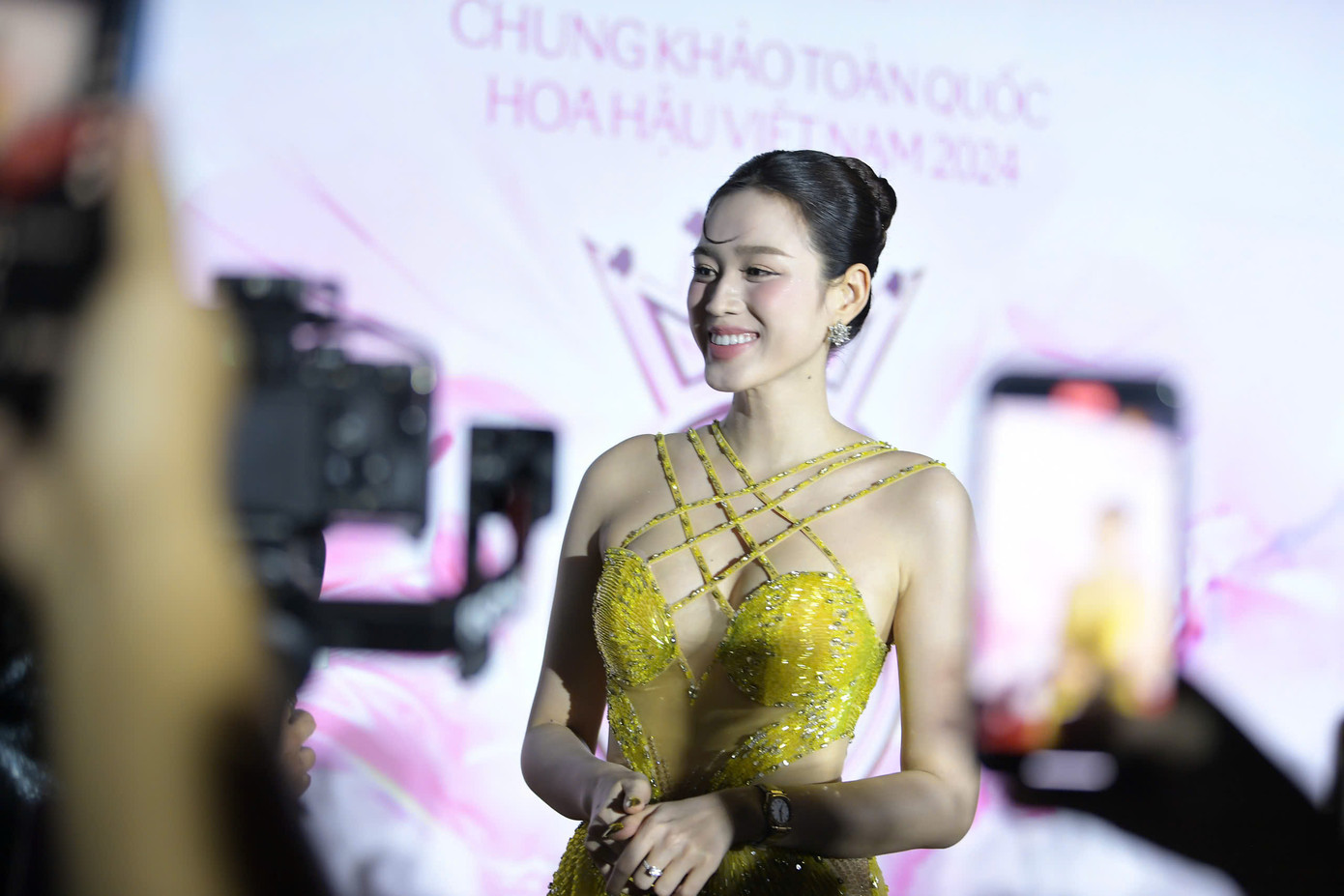 Đỗ Thị Hà được truyền thông săn đón tại thảm đỏ. Hoa hậu Việt Nam 2020 tự hào khi bước ra từ cuộc thi sắc đẹp uy tín, lâu đời nhất Việt Nam. Cô đánh giá thí sinh năm nay đồng đều về nhan sắc, học thức. Người đẹp gửi lời chúc 41 cô gái tỏa sáng trong đêm chung khảo quan trọng.