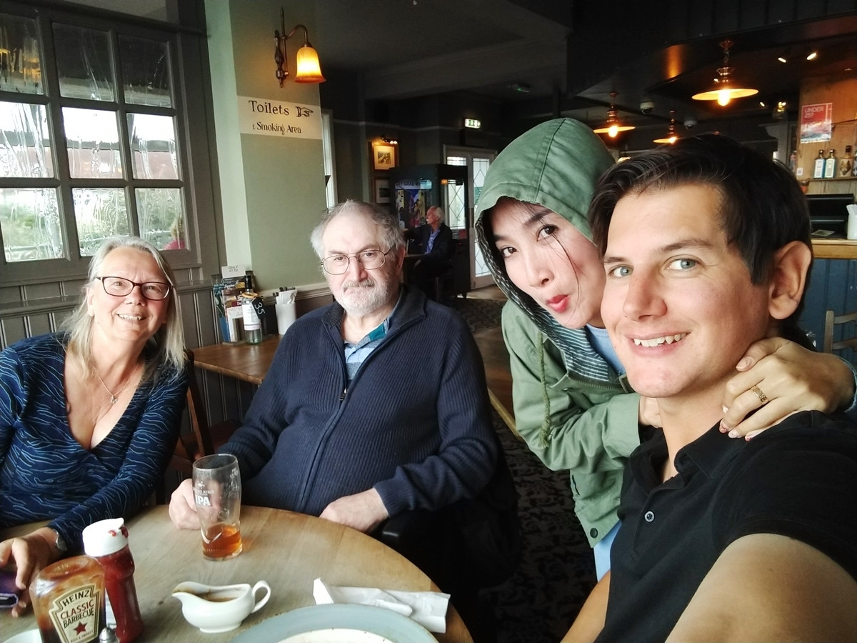 Quỳnh Lam đã ra mắt gia đình bạn trai. Họ ủng hộ chuyện tình cảm của hai người. Quỳnh Lam nói người yêu cô tâm lý, sẵn sàng rút tiền tiết kiệm đưa cô du lịch khắp nơi trên thế giới sau khi nghe bạn gái nói công việc bận rộn, chưa từng đi nước ngoài. Quỳnh Lam đã ra mắt gia đình bạn trai. Họ ủng hộ chuyện tình cảm của hai người. Quỳnh Lam nói người yêu cô tâm lý, sẵn sàng rút tiền tiết kiệm đưa cô du lịch khắp nơi trên thế giới sau khi nghe bạn gái nói công việc bận rộn, chưa từng đi nước ngoài.