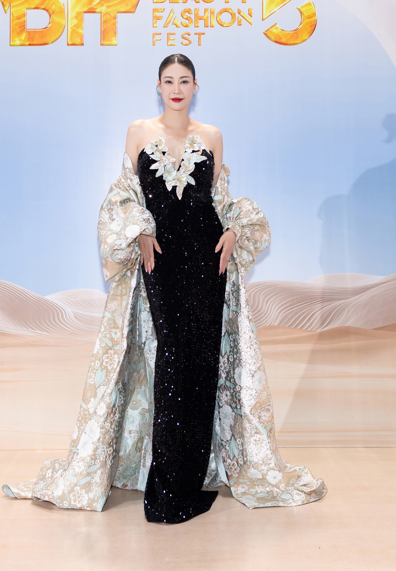 Hoa hậu Hà Kiều Anh với trang phục lấp lánh. Cô là trưởng ban giám khảo cuộc thi Miss Grand Vietnam 2023.