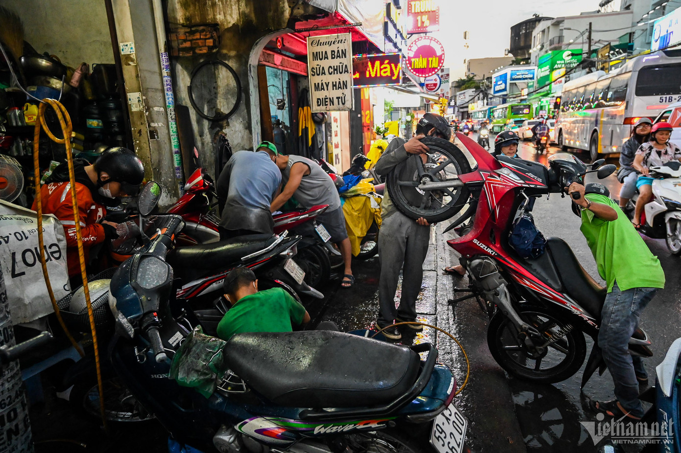 Một tiệm sửa xe trên đường Kha Vạn Cân, cách đoạn đường ngập chừng 500m rất đông khách do nhiều xe bị ngập nước và chết máy đột ngột.