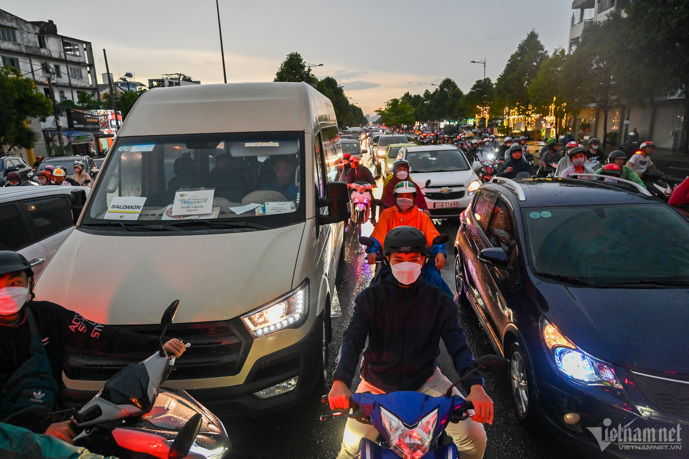 Dòng xe kẹt cứng kéo dài khoảng 2km trên đường Phạm Văn Đồng lúc 18h.