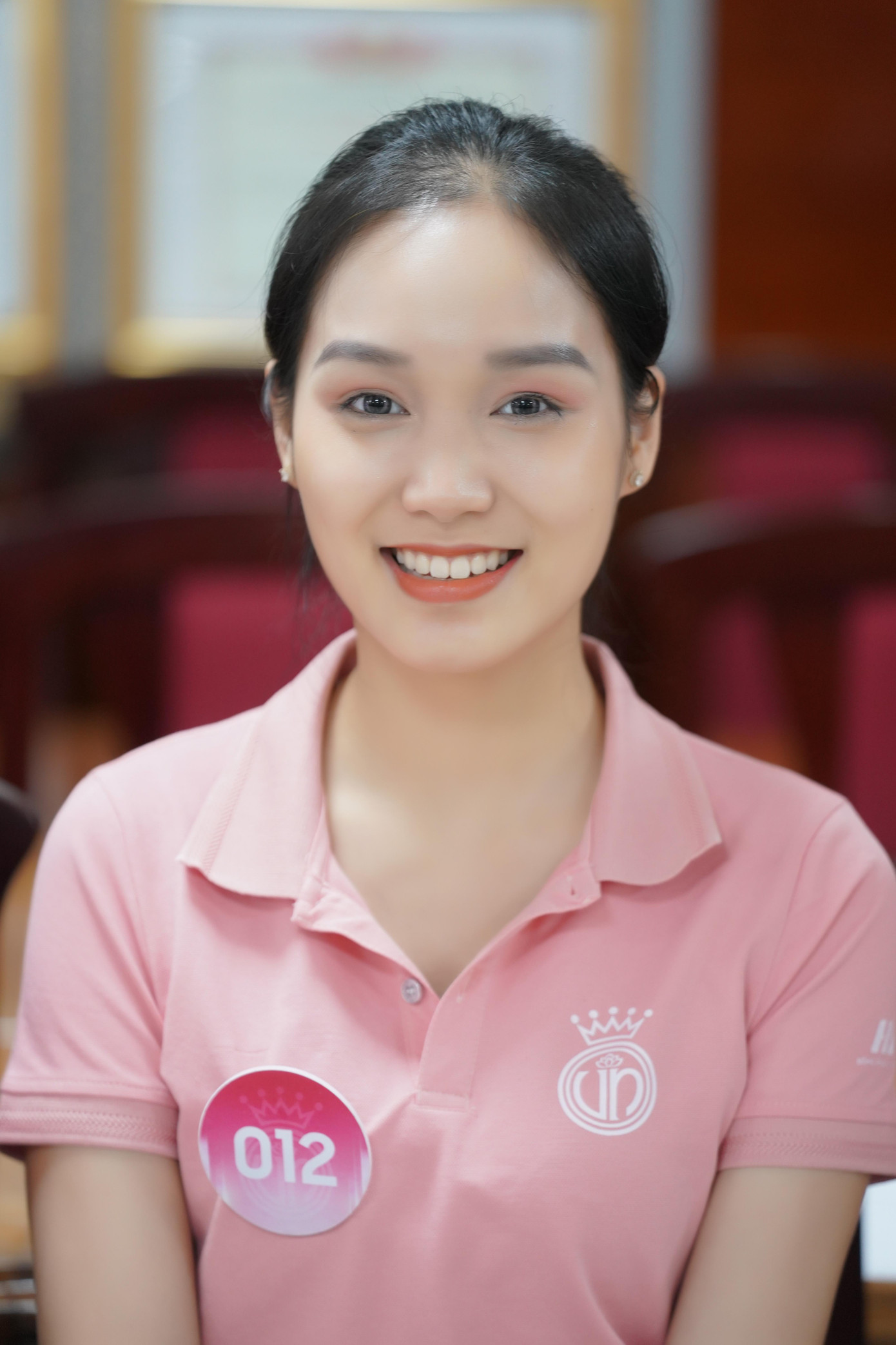 Sau những màn học catwalk, cách tạo dáng trước ống kính, thí sinh Hoa hậu Việt Nam tham gia lớp học đặc biệt của chuyên gia Khuất Ánh Tuyết. Cởi bỏ những căng thẳng, thí sinh tập cách cười thư thái chuẩn thần thái hoa hậu. Trong ảnh là thí sinh Kim Hậu (SBD 132) - Kiện tướng taekwondo quốc gia và Nguyễn Lê Vũ Hà (SBD 012). Sau những màn học catwalk, cách tạo dáng trước ống kính, thí sinh Hoa hậu Việt Nam tham gia lớp học đặc biệt của chuyên gia Khuất Ánh Tuyết. Cởi bỏ những căng thẳng, thí sinh tập cách cười thư thái chuẩn thần thái hoa hậu. Trong ảnh là thí sinh Kim Hậu (SBD 132) - Kiện tướng taekwondo quốc gia và Nguyễn Lê Vũ Hà (SBD 012).