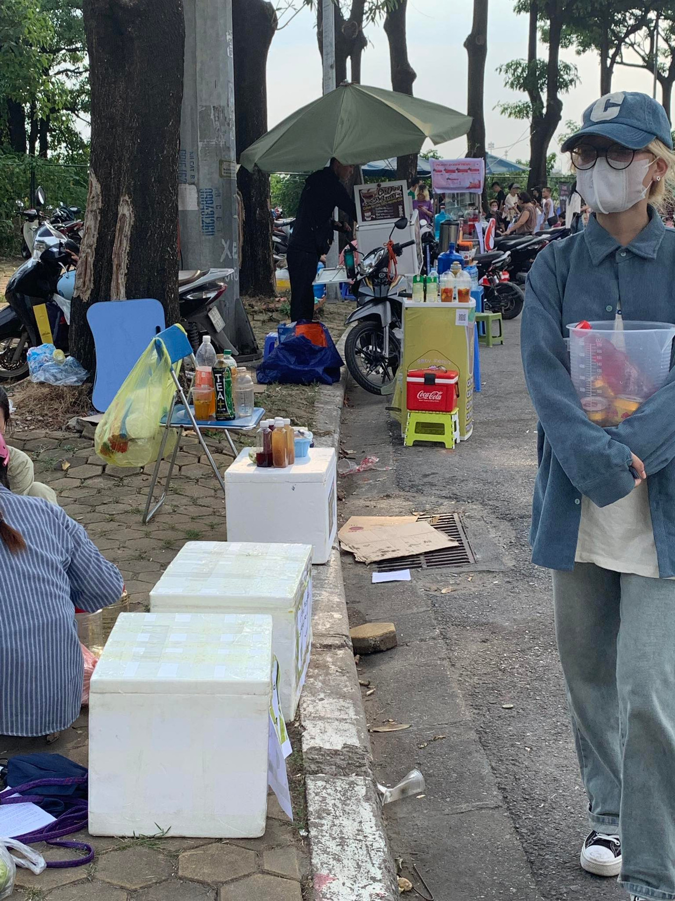 Giống với Giao, nhiều bạn sinh viên “khởi nghiệp” bằng cách bán hàng ăn, thức uống, đa phần là nước mía, cũng như các vật dụng, phụ kiện cổ vũ cho đêm nhạc BlackPink. Ngọc Hoa (sinh năm 2003, quê Nam Định) phủ nhận tin bán nước mía thu nhập khủng. Cô cho biết từ sáng giờ chỉ bán được khoảng 20 cốc, liên tục phải đổi địa điểm bán hàng do lực lượng chức năng không cho phép bày hàng rong trước khu vực sân vận động.