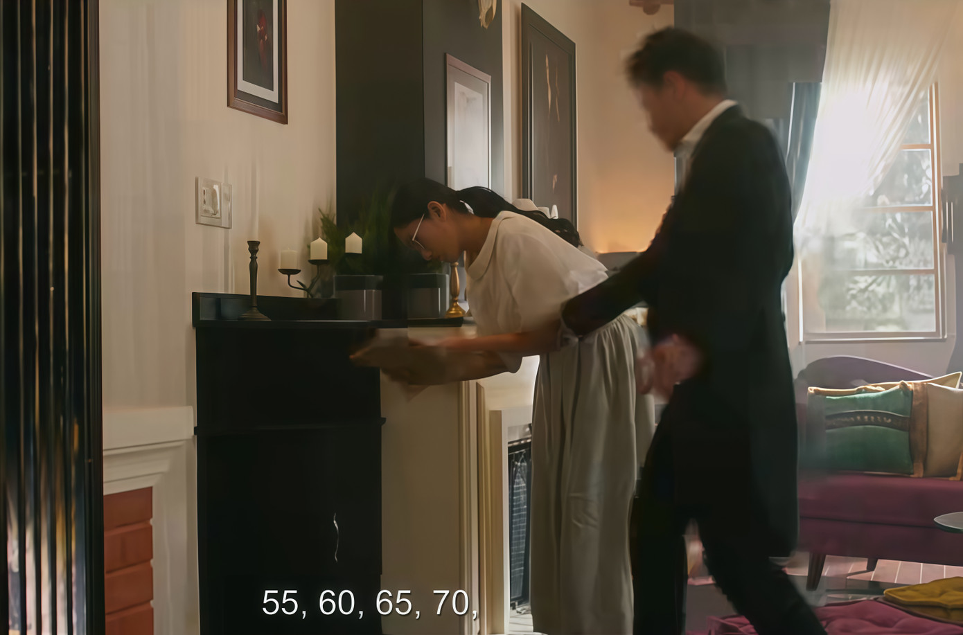 Vai của Hồ Quang Mẫn (ảnh trên cùng) và hình ảnh cắt từ trailer Năm mười. Vai của Hồ Quang Mẫn (ảnh trên cùng) và hình ảnh cắt từ trailer Năm mười.