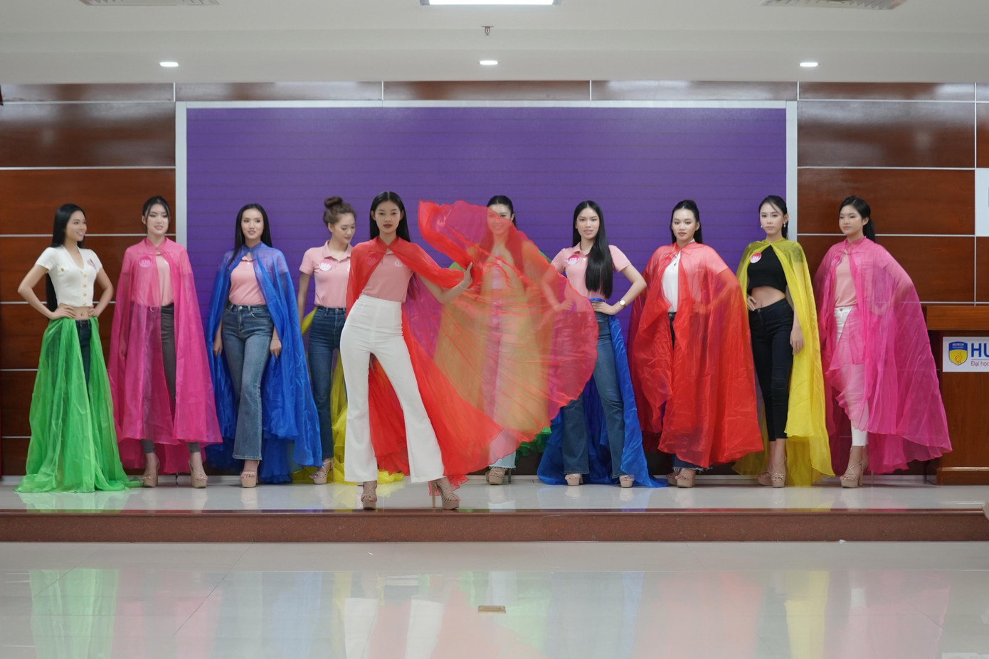 Sau khi tiếp thu các kỹ năng catwalk nhóm, biểu diễn đơn từ đạo diễn Nguyễn Hưng Phúc, các thí sinh được dịp thực hành, biểu diễn với tà áo tượng trưng cho váy dạ hội trong đêm chung khảo và chung kết.