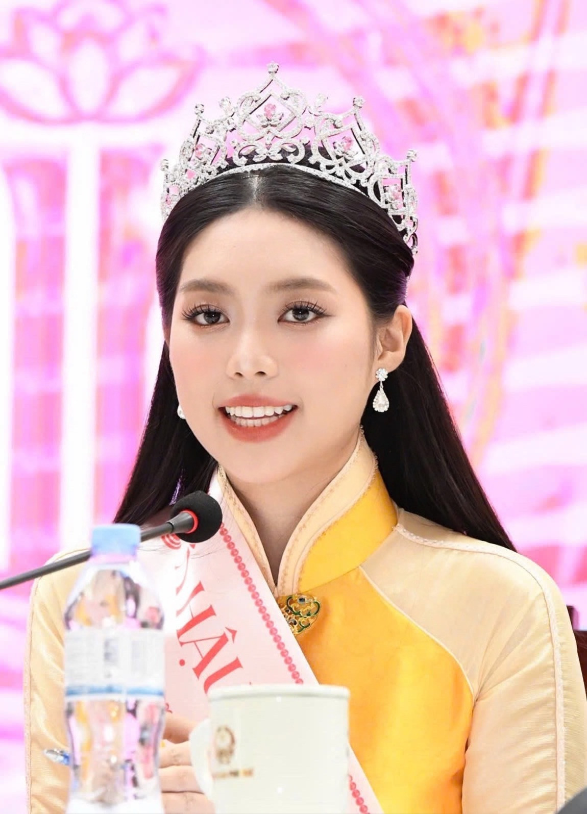 Tại buổi ra mắt truyền thông sau chung kết Hoa hậu Việt Nam, Á hậu Châu Anh nói cô tự hào khi là Thiếu úy quân nhân đầu tiên ghi danh cuộc thi hoa hậu và đạt đến vị trí Á hậu 1.