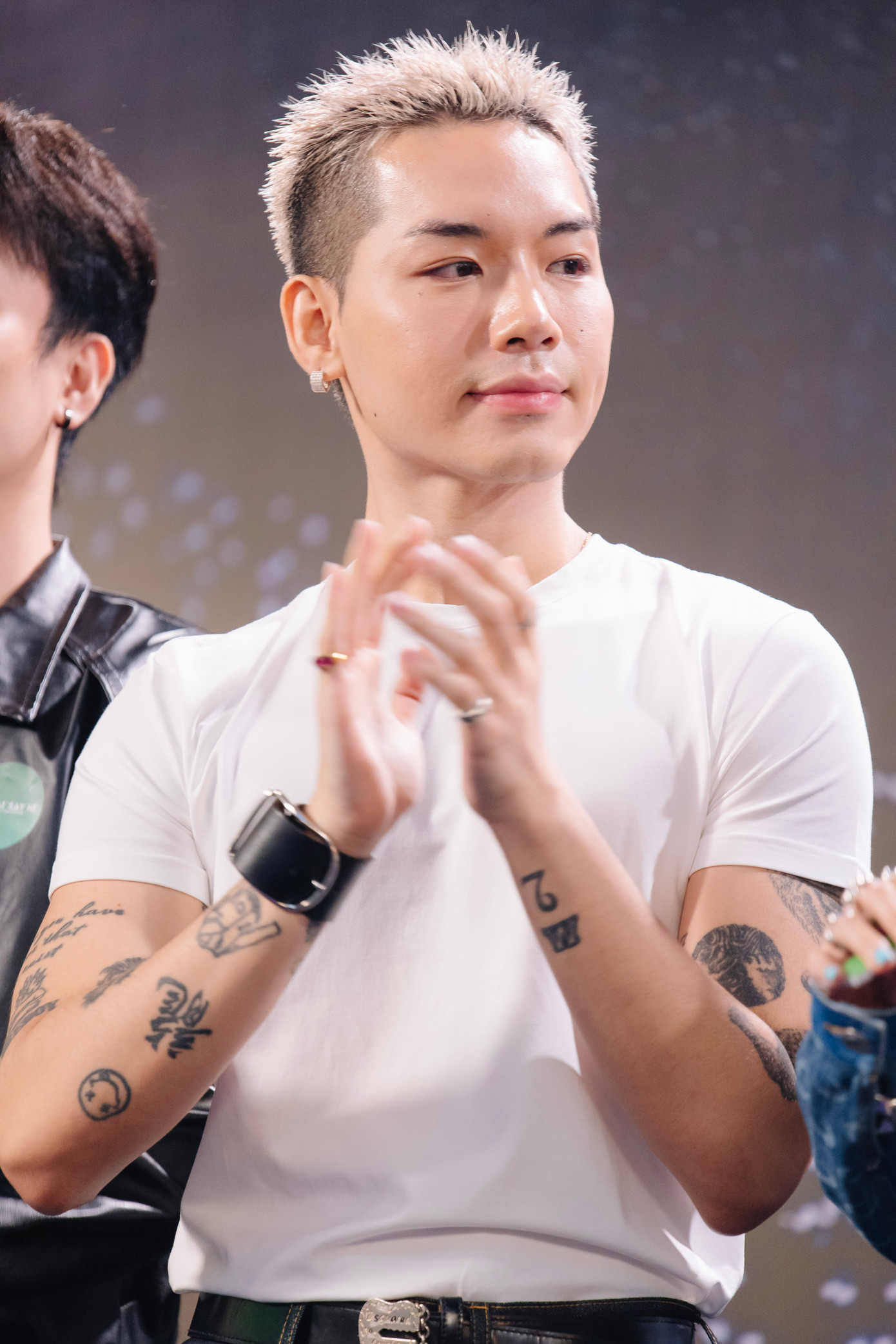Ngoại hình bụi bặm của Wean Lê tại thảm đỏ có mặt 30 anh trai và dàn nghệ sĩ. Nam rapper thời gian qua được quan tâm nhờ những câu thả thính hài hước, màn tương tác &quot;Baby hả, anh tới chưa - Anh tới rồi&quot; cùng Vũ Thảo My trên sân khấu Anh trai. Tham gia series Đu đêm của Thùy Tiên, rapper sinh năm 1998 tiếp tục có những câu thả thính hoa hậu gây cười.