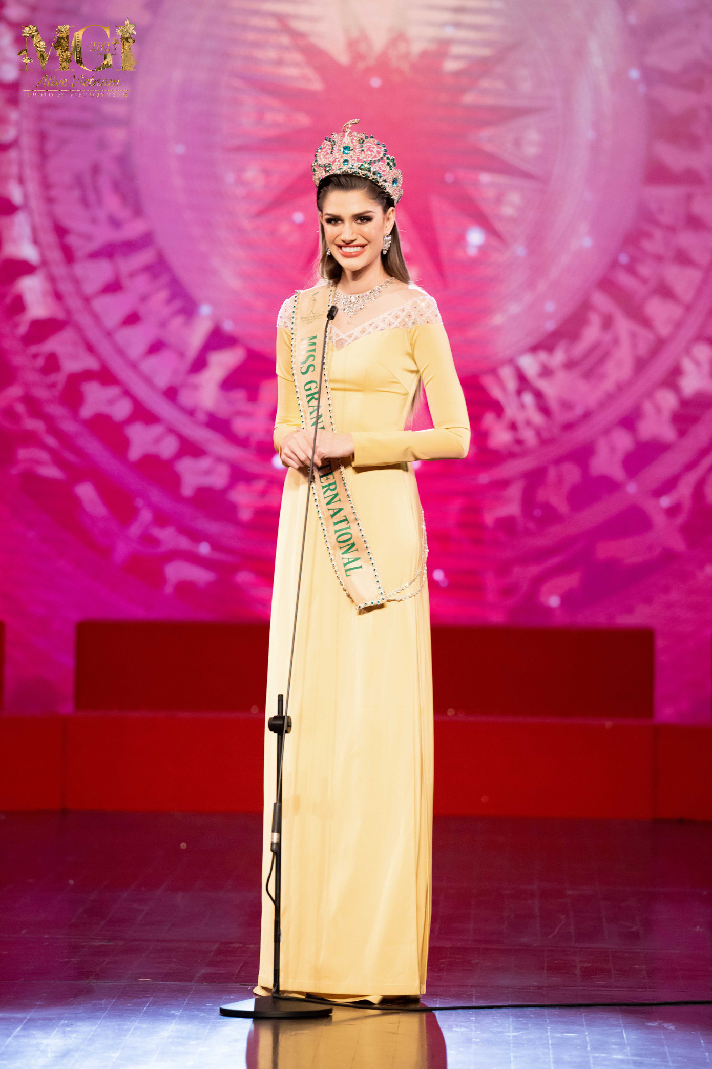 Hoa hậu sinh năm 1996 đến từ Brazil thích thú khi được trải nghiệm ẩm thực, văn hóa và tiếp xúc với người dân Việt Nam. Hoa hậu sinh năm 1996 đến từ Brazil thích thú khi được trải nghiệm ẩm thực, văn hóa và tiếp xúc với người dân Việt Nam.