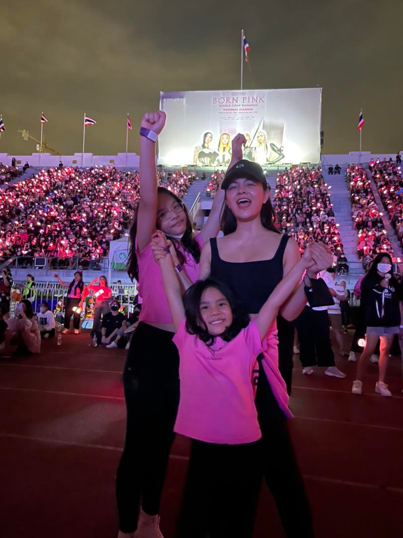Phạm Quỳnh Anh sang Thái Lan xem show BlackPink cùng hai con gái. Sau khi sinh con gái thứ ba, cô tập trung lo cho gia đình, hiếm khi xuất hiện tại các sự kiện showbiz. Phạm Quỳnh Anh sang Thái Lan xem show BlackPink cùng hai con gái. Sau khi sinh con gái thứ ba, cô tập trung lo cho gia đình, hiếm khi xuất hiện tại các sự kiện showbiz.