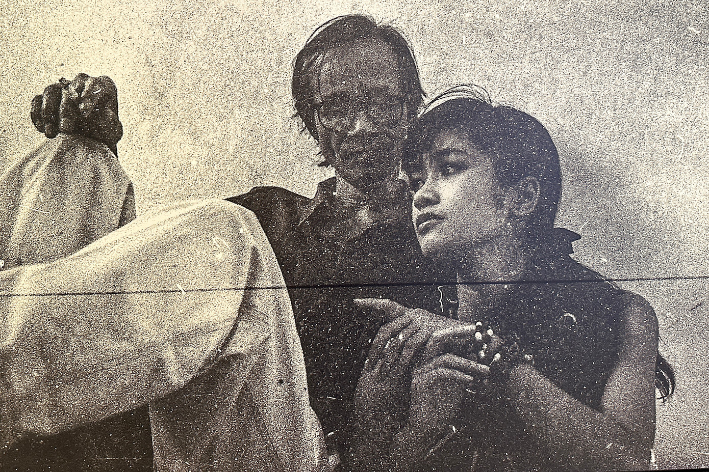 Bức ảnh chụp Trịnh Công Sơn và Hồng Nhung năm 1993. Đây là lúc cả hai trước giờ ăn trưa, chuẩn bị bàn luận sáng tác ca khúc Bống bồng ơi. Đây là một trong những bài hát đầu được Trịnh Công Sơn sáng tác riêng cho Hồng Nhung. Ảnh: Dương Minh Long.