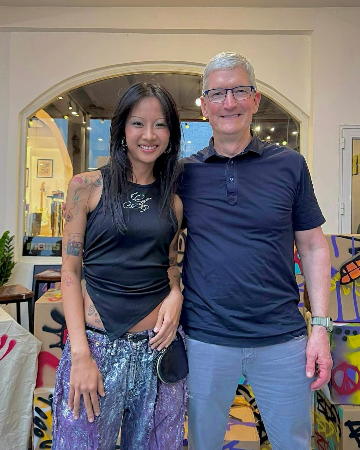 Suboi đăng ảnh chụp cùng Tim Cook tại Hà Nội. Suboi đăng ảnh chụp cùng Tim Cook tại Hà Nội.
