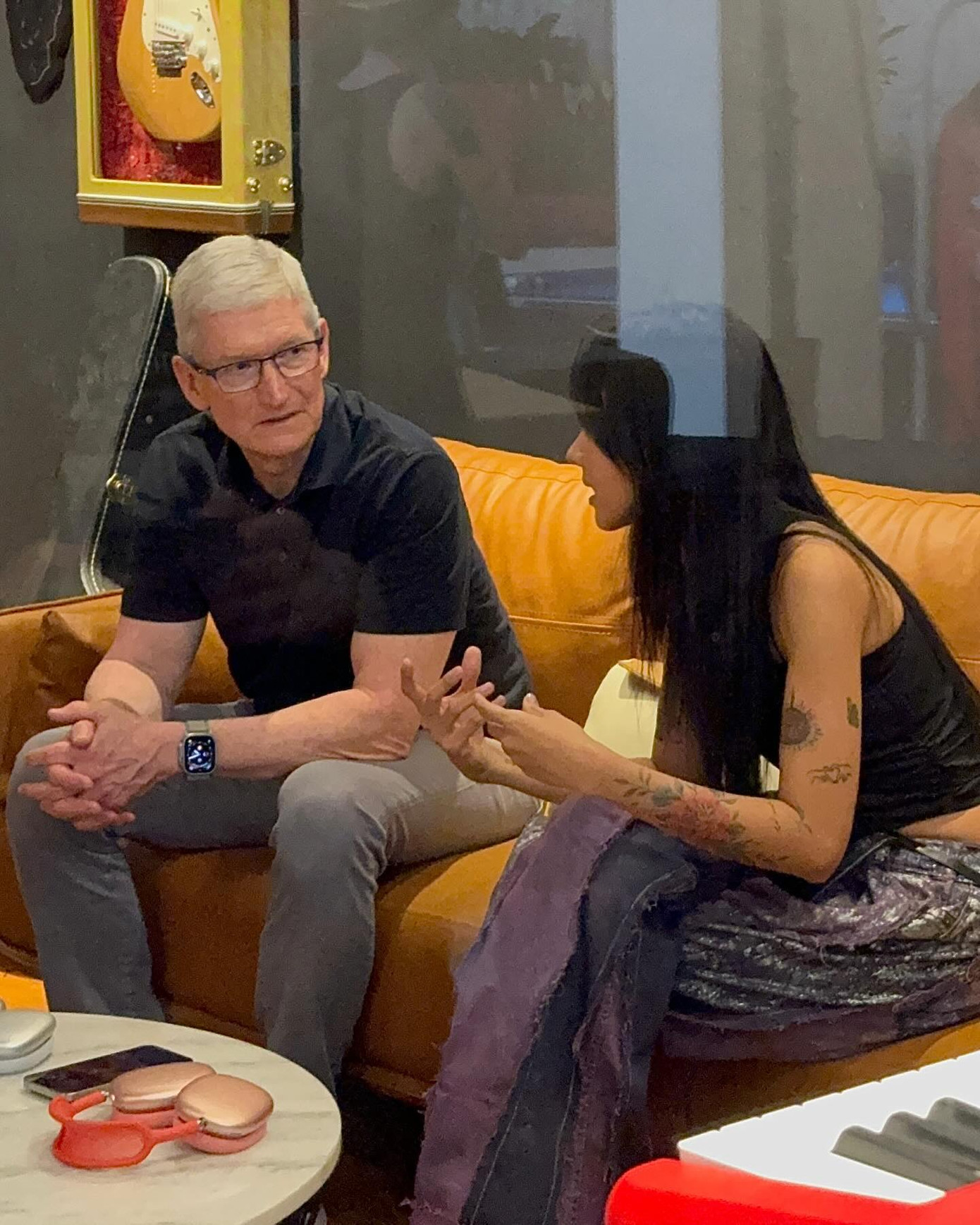 Suboi đăng ảnh chụp cùng Tim Cook tại Hà Nội. Suboi đăng ảnh chụp cùng Tim Cook tại Hà Nội.