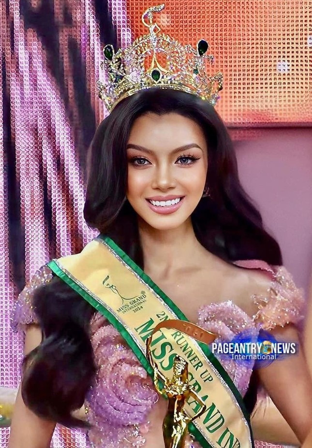 Hành động khóc lóc, bỏ về của Miss Grand Myanmar gây tranh cãi. Hành động khóc lóc, bỏ về của Miss Grand Myanmar gây tranh cãi.