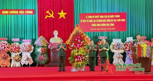Binh chủng Đặc công tặng hoa chúc mừng Lữ đoàn Đặc công bộ 198 tại lễ công bố.