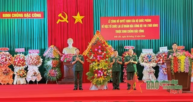 Binh chủng Đặc công tặng hoa chúc mừng Lữ đoàn Đặc công bộ 198 tại lễ công bố.