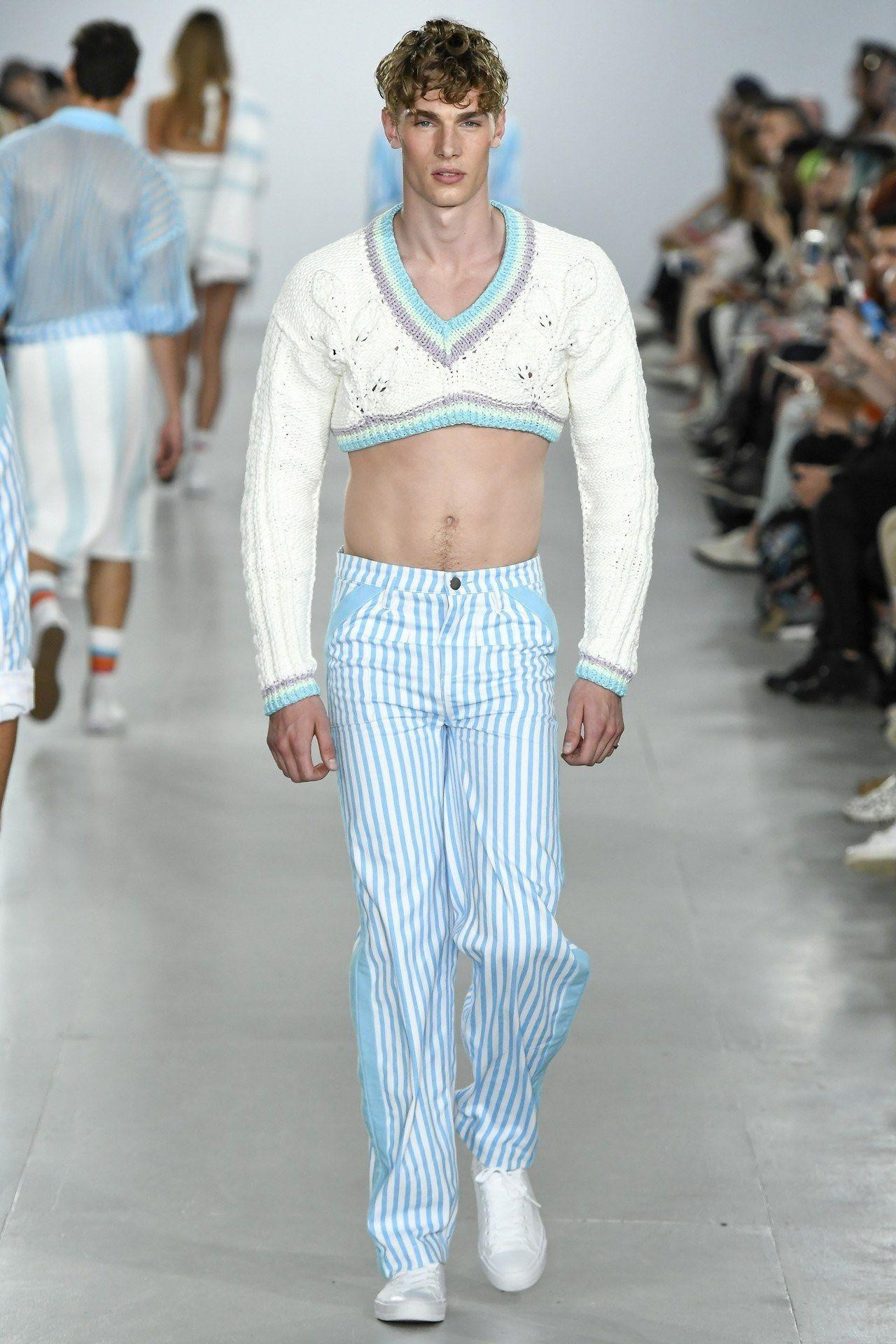 Phong cách nam giới diện crop top khoe cơ bắp, lộ cạp nội y được lăng xê trên sàn diễn quốc tế. Ảnh: Vogue. Phong cách nam giới diện crop top khoe cơ bắp, lộ cạp nội y được lăng xê trên sàn diễn quốc tế. Ảnh: Vogue.