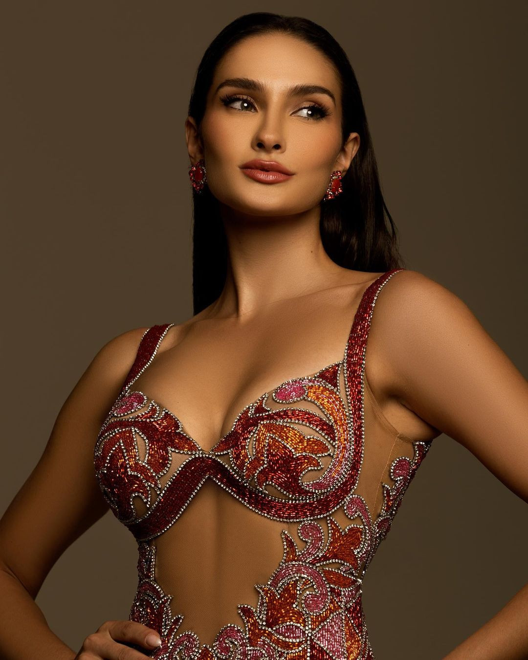 Luma Russo năm nay 24 tuổi. Cô được trao cơ hội đại diện Brazil tại Miss Charm vào cuối năm 2022. Tuy khá im ắng, không nổi trội trên truyền thông bằng đại diện Venezuela, Colombia hay Dominican Republic, người đẹp lại bứt phá chặng cuối và đạt thành quả cao.