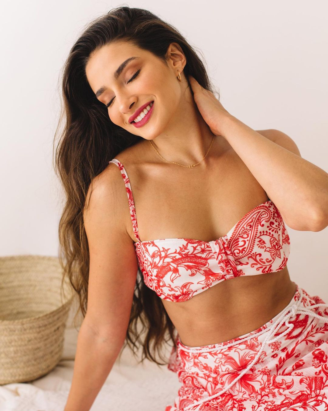 Luma Russo năm nay 24 tuổi. Cô được trao cơ hội đại diện Brazil tại Miss Charm vào cuối năm 2022. Tuy khá im ắng, không nổi trội trên truyền thông bằng đại diện Venezuela, Colombia hay Dominican Republic, người đẹp lại bứt phá chặng cuối và đạt thành quả cao.