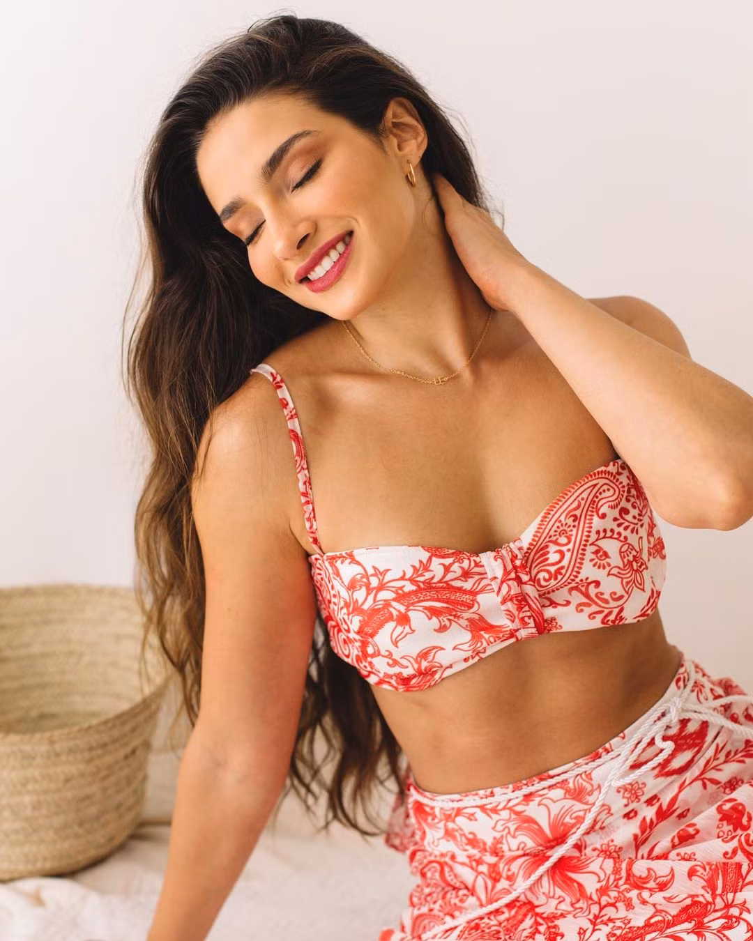 Luma Russo năm nay 24 tuổi. Cô được trao cơ hội đại diện Brazil tại Miss Charm vào cuối năm 2022. Tuy khá im ắng, không nổi trội trên truyền thông bằng đại diện Venezuela, Colombia hay Dominican Republic, người đẹp lại bứt phá chặng cuối và đạt thành quả cao.