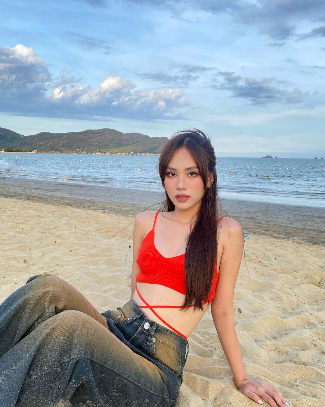 Sau đó, người đẹp tiếp tục vướng tranh luận khi có bài đăng chúc Tết nhạy cảm. Sau nhiều ồn ào, Mai Phương xin lỗi khán giả. "Để có được ngày hôm nay, mọi thứ không phải dễ dàng. Tôi biết không phải lấy cớ ai cũng có lúc sai lầm để xoa dịu mỗi khi mắc lỗi. Chúng ta là những người trưởng thành, có cảm nhận, quan điểm và chính kiến cho mỗi việc mình làm. Khi đã hành động thì chịu trách nhiệm với mọi kết quả sau đó", Mai Phương chia sẻ.