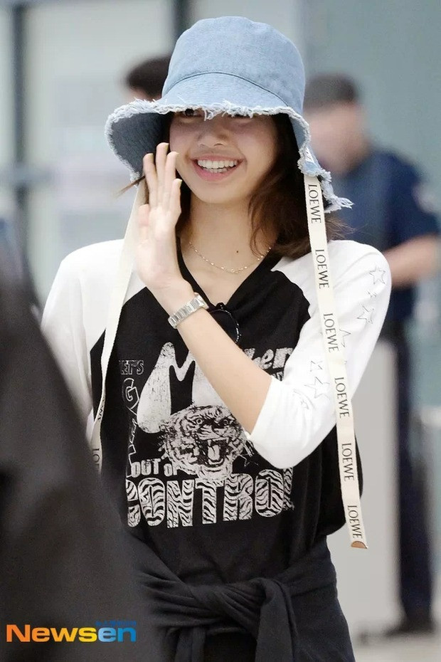 Lisa gần đây còn liên tục gây bàn tán khi thông báo diễn ở 5 show tại Crazy Horse – quán rượu mang tính biểu tượng của Paris (Pháp), nổi tiếng với những điệu nhảy thoát y. Nhiều người hâm mộ sợ việc biểu diễn tại câu lạc bộ này ảnh hưởng đến hình tượng, sự nghiệp của Lisa. Thậm chí trạm tỷ (người đứng đầu nhóm fan Weibo) với hơn 50.000 người theo dõi tuyên bố xóa mọi hình ảnh, ngừng ủng hộ cô.