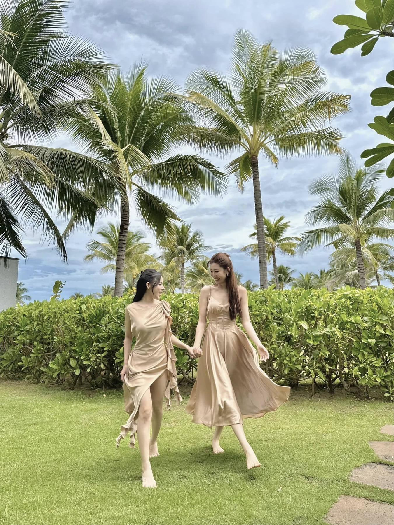 Thúy Ngân khoe dáng thon tại resort. Dàn sao liên tục cập nhật hình ảnh tại đám cưới của Puka và Gin Tuấn Kiệt.