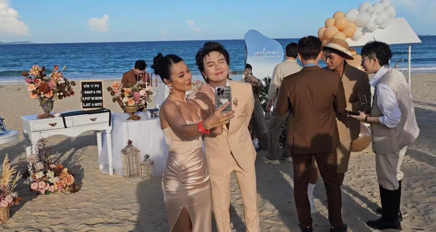 Tiệc cưới tổ chức bên bờ biển, hướng nhìn ra bãi biển thơ mộng. Nam Thư và Duy Khánh check-in trước khi tiệc cưới diễn ra.