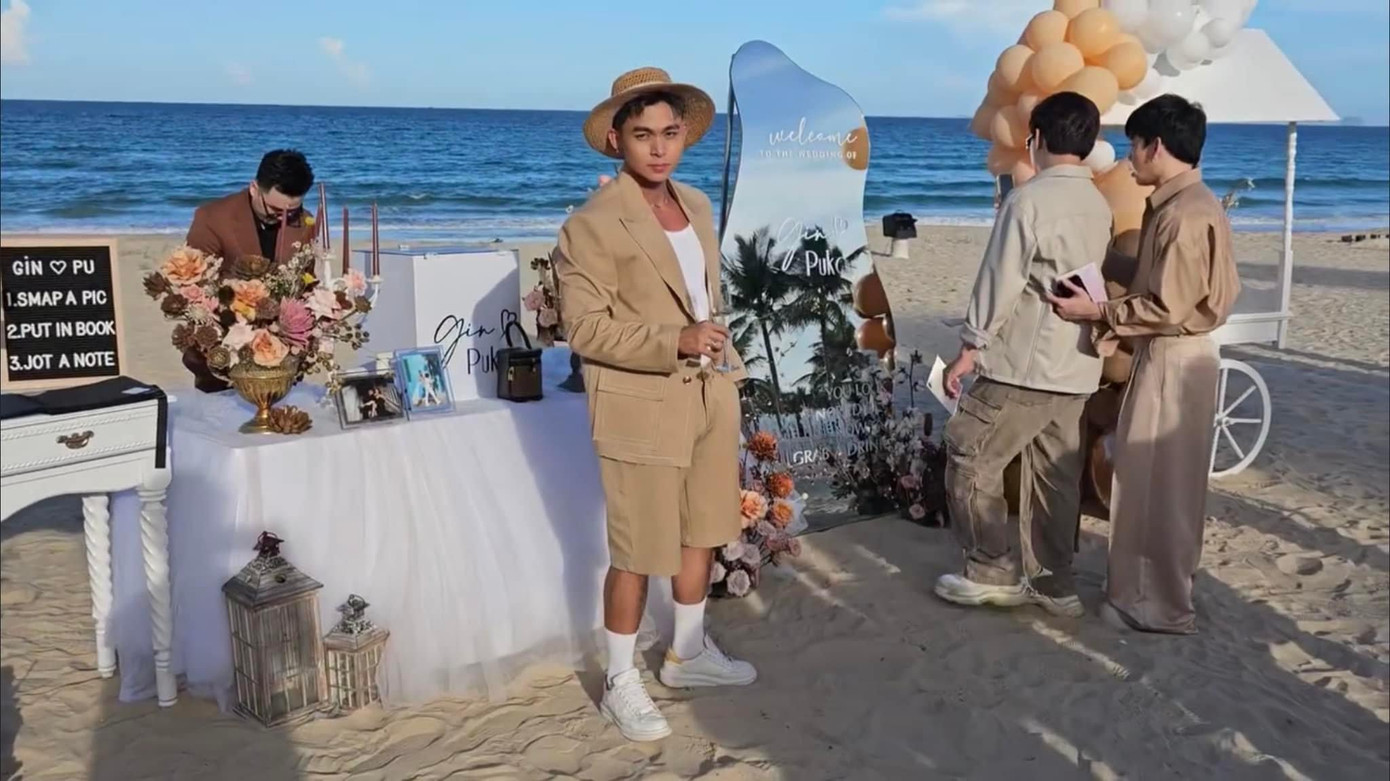 Jun Phạm phối vest với quần short, giày thể thao trẻ trung. Nam ca sĩ có mặt từ ngày 3/11, cùng đoàn với cô dâu và chú rể.