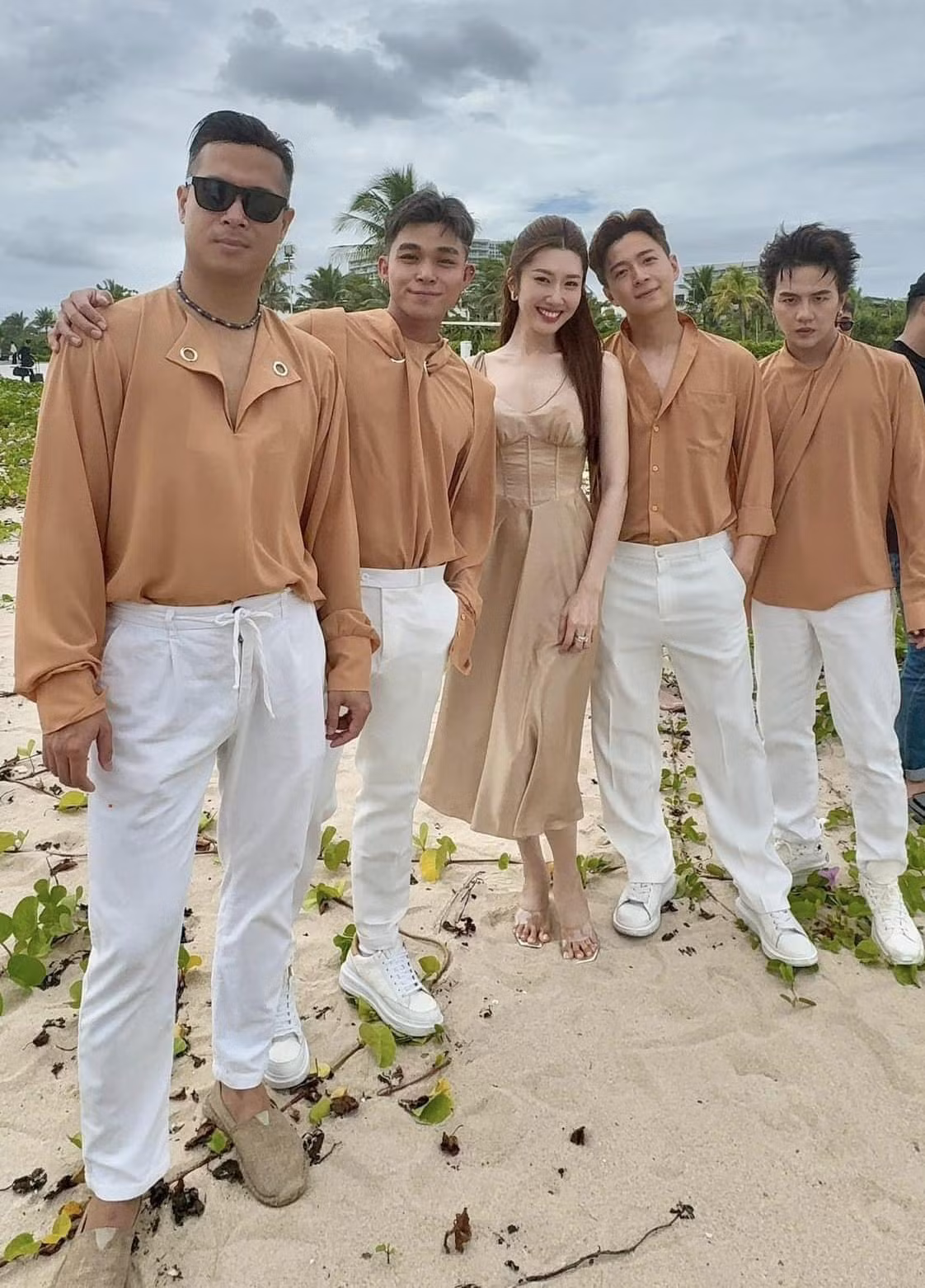 Diễn viên Thúy Ngân mặc áo hai dây gợi cảm, check-in cùng đoàn rể phụ gồm Trương Thế Vinh, Jun Phạm, Ngô Kiến Huy, Duy Khánh...