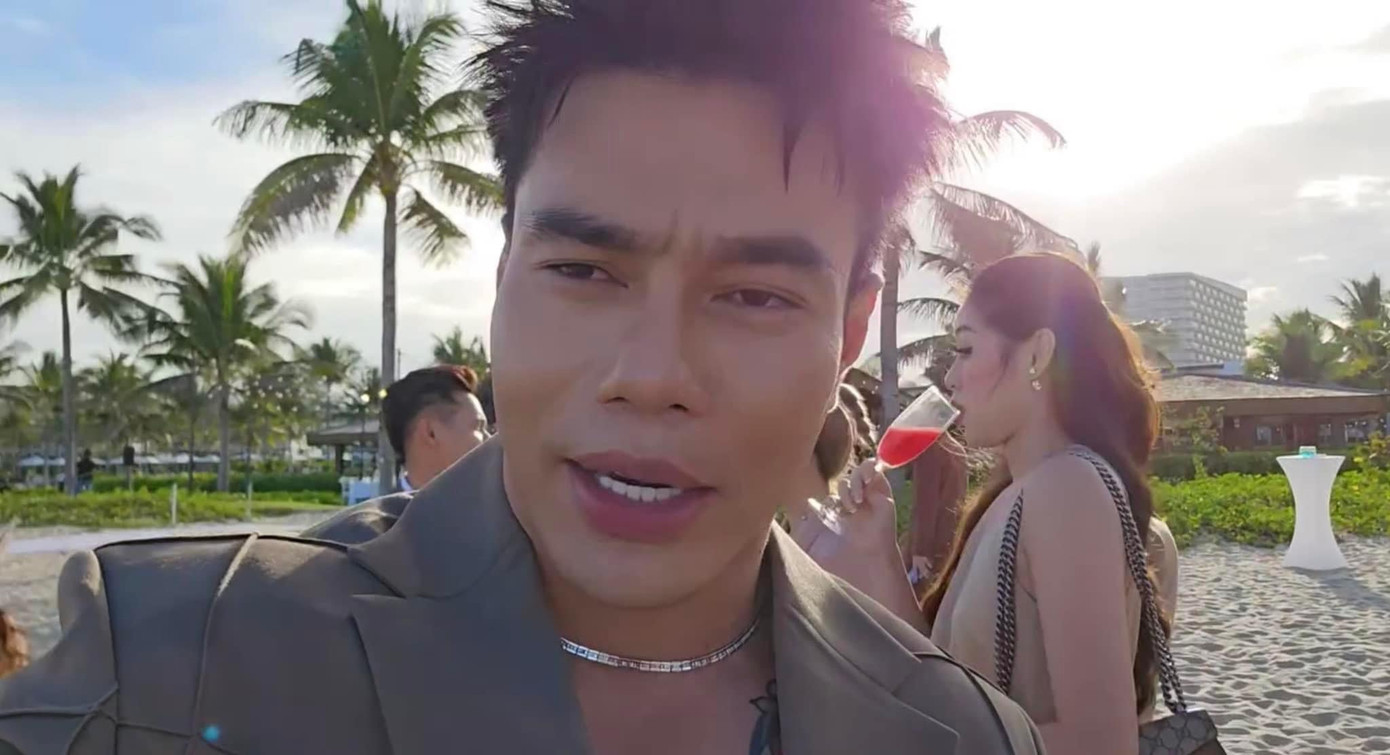 Lê Dương Bảo Lâm có mặt tại Khánh Hòa từ ngày 3/11 để dự đám cưới Puka và Gin Tuấn Kiệt. Trên trang cá nhân, nam diễn viên liên tục cập nhật hình ảnh, thông tin lễ cưới. Phía sau là Hoa hậu Khánh Vân. Cô có mặt cùng đoàn với Thu Trang, Tiến Luật, Huỳnh Lập...