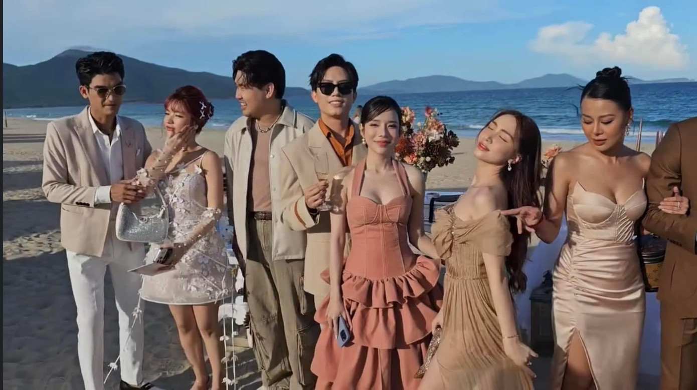 Tổ chức tại bãi biển Bãi Dài, Cam Lâm, Khánh Hòa, dàn sao nữ mặc trang phục hai dây, phù hợp thời tiết. Trong ảnh, Nam Thư, Lyly và Hòa Minzy diện đồ gợi cảm bên dàn sao nam như Mạc Văn Khoa, Anh Tú, Quốc Khánh.