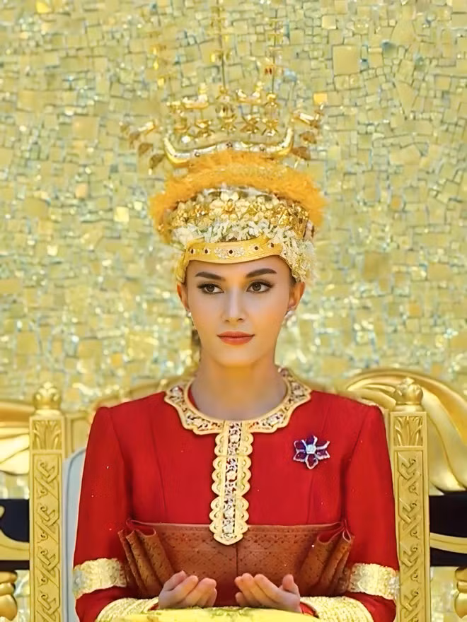 Cô dâu Anisha Rosnah nhận nhiều lời khen về nhan sắc trong ngày trọng đại. TheoEsquire, phụ kiện đội đầu hoành tráng, tiệc cưới được tổ chức long trọng chứng tỏ độ quan tâm của quốc vương Brunei dành cho con trai thứ 10. Cô dâu Anisha Rosnah nhận nhiều lời khen về nhan sắc trong ngày trọng đại. TheoEsquire, phụ kiện đội đầu hoành tráng, tiệc cưới được tổ chức long trọng chứng tỏ độ quan tâm của quốc vương Brunei dành cho con trai thứ 10.
