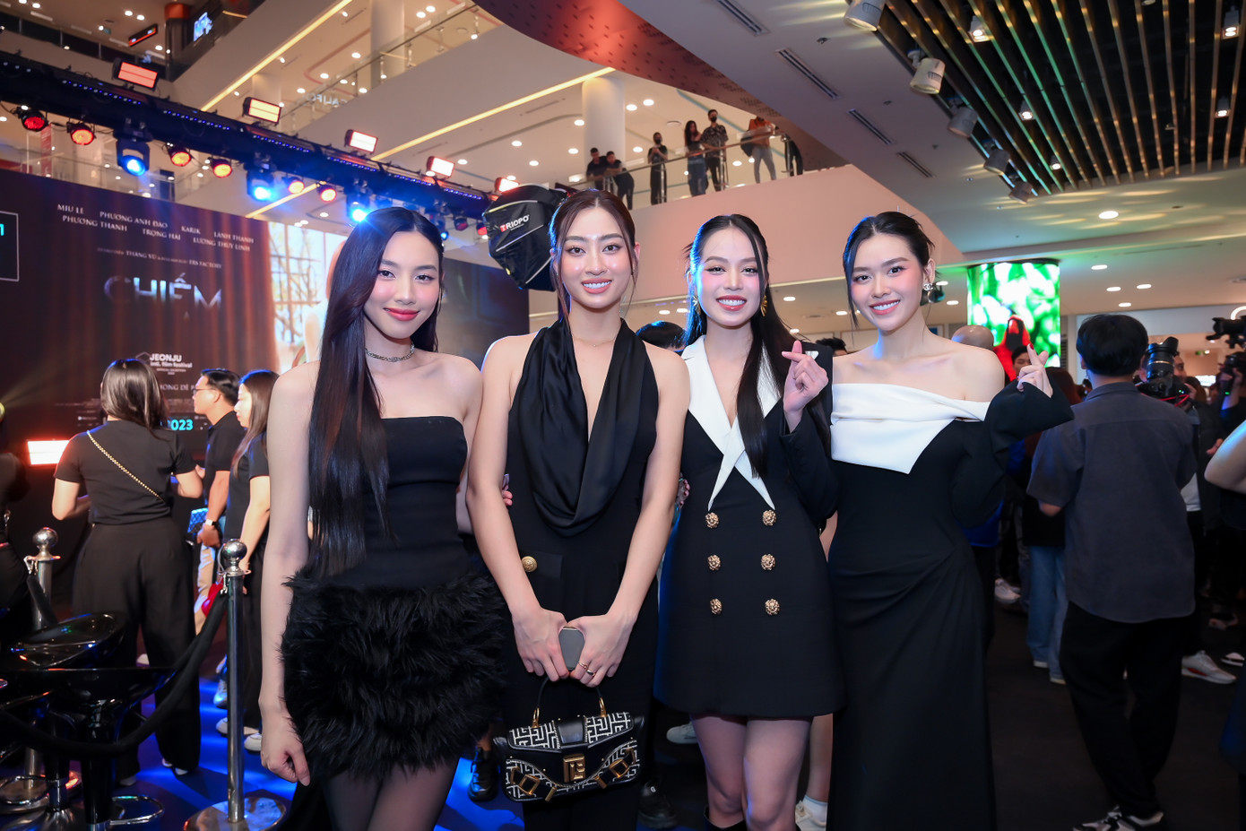 Tối 14/11, Thùy Tiên xuất hiện tại họp báo ra mắt phim Chiếm đoạt. Cô đến ủng hộ Lương Thùy Linh lần đầu đóng phim điện ảnh. Trong ảnh, Hoa hậu Hòa bình Quốc tế 2021 chụp cùng các người đẹp Lương Thùy Linh, Hoa hậu Việt Nam 2022 Huỳnh Thị Thanh Thủy và Top 8 Miss International 2019 Nguyễn Tường San.