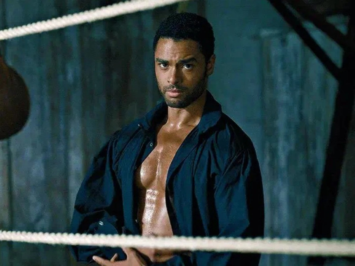 Ngoài đóng phim, Regé-Jean Page đắt show quảng cáo, làm người mẫu. Trong các cuộc phỏng vấn, tài tử mang hai dòng máu Anh - Zimbabwe luôn tự hào là người gốc Phi. &quot;Là một diễn viên da màu, tôi phải đấu tranh từng ngày để có chỗ đứng ở Hollywood. Tôi mong có cơ hội dùng tên tuổi để xóa bỏ sự kỳ thị tại kinh đô điện ảnh&quot;, nam diễn viên trả lời Us Weekly.