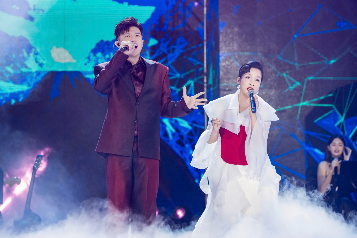 Ngoài màn thể hiện, kết nối giữa nghệ sĩ nổi tiếng với sinh viên đại học, màn debut của Dược sĩ Tiến tạo ra cuộc bàn tán trên mạng xã hội. Lần đầu đi hát, nhà sản xuất chương trình thậm chí được song ca cùng Mỹ Linh. Sau màn biểu diễn, diva Mỹ Linh góp ý về giọng hát của Dược sĩ Tiến. Nữ ca sĩ cho rằng showbiz là nơi tự do, ai cũng có thể bước vào, nhưng tồn tại được hay không phụ thuộc vào khán giả. "Điều quan trọng nhất vẫn là ý kiến của khán giả. Nếu khán giả không đón nhận, showbiz không có cửa cho Dược sĩ Tiến", diva Mỹ Linh trả lời Tiền Phong. Ngoài màn thể hiện, kết nối giữa nghệ sĩ nổi tiếng với sinh viên đại học, màn debut của Dược sĩ Tiến tạo ra cuộc bàn tán trên mạng xã hội. Lần đầu đi hát, nhà sản xuất chương trình thậm chí được song ca cùng Mỹ Linh. Sau màn biểu diễn, diva Mỹ Linh góp ý về giọng hát của Dược sĩ Tiến. Nữ ca sĩ cho rằng showbiz là nơi tự do, ai cũng có thể bước vào, nhưng tồn tại được hay không phụ thuộc vào khán giả. "Điều quan trọng nhất vẫn là ý kiến của khán giả. Nếu khán giả không đón nhận, showbiz không có cửa cho Dược sĩ Tiến", diva Mỹ Linh trả lời Tiền Phong.