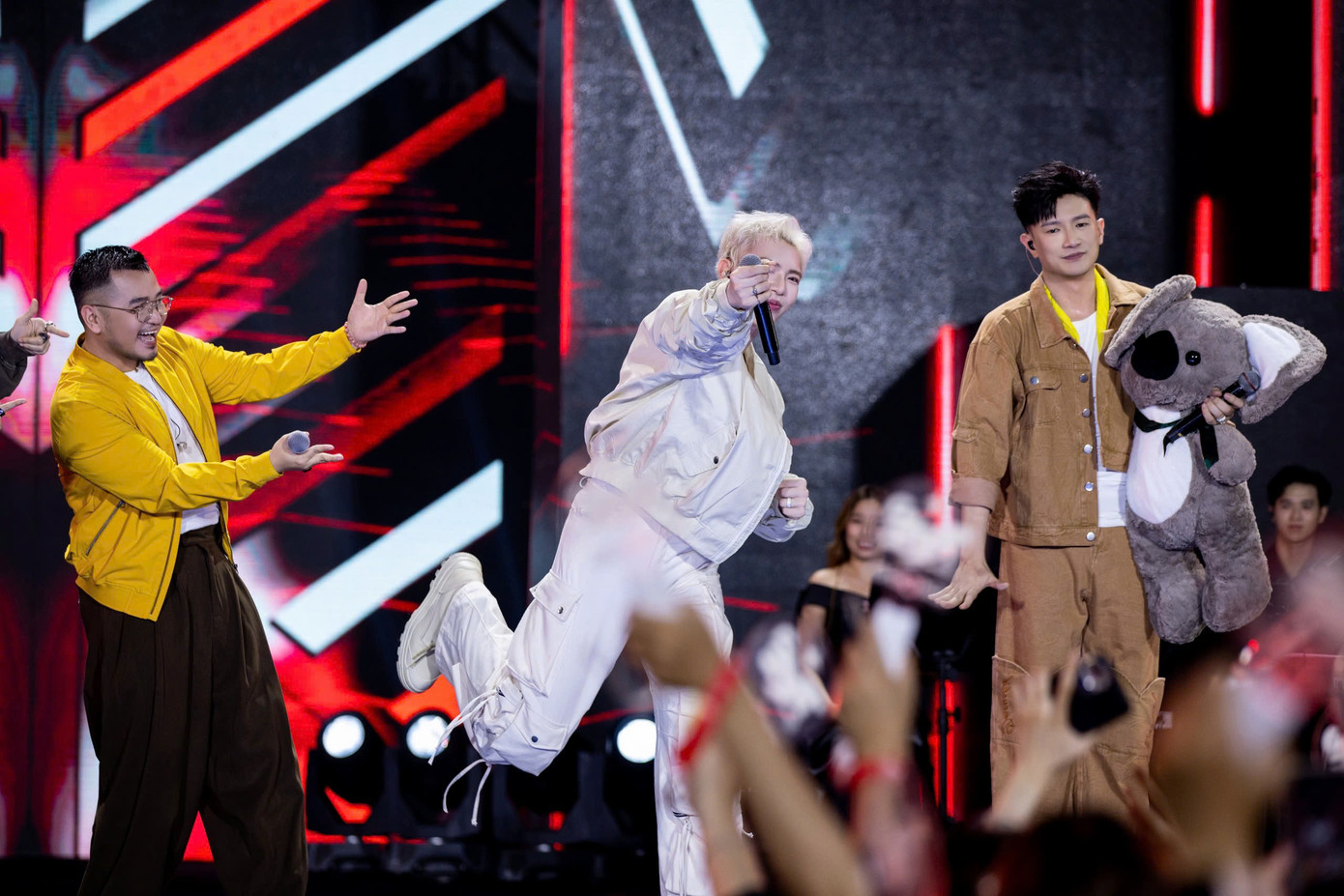 Về màn thể hiện của Dược sĩ Tiến tại Trẻ Concert đang được bàn tán, đại diện ban tổ chức nói "nằm ngoài kế hoạch". Nhà sản xuất lên sân khấu để "chữa cháy cho sự vắng mặt của Nguyễn Trần Trung Quân". Về màn thể hiện của Dược sĩ Tiến tại Trẻ Concert đang được bàn tán, đại diện ban tổ chức nói "nằm ngoài kế hoạch". Nhà sản xuất lên sân khấu để "chữa cháy cho sự vắng mặt của Nguyễn Trần Trung Quân".