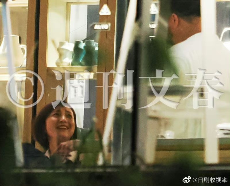 Hình ảnh hẹn hò bị phanh phui của Ryoko Hirosue và bạn trai đầu bếp. Hình ảnh hẹn hò bị phanh phui của Ryoko Hirosue và bạn trai đầu bếp.