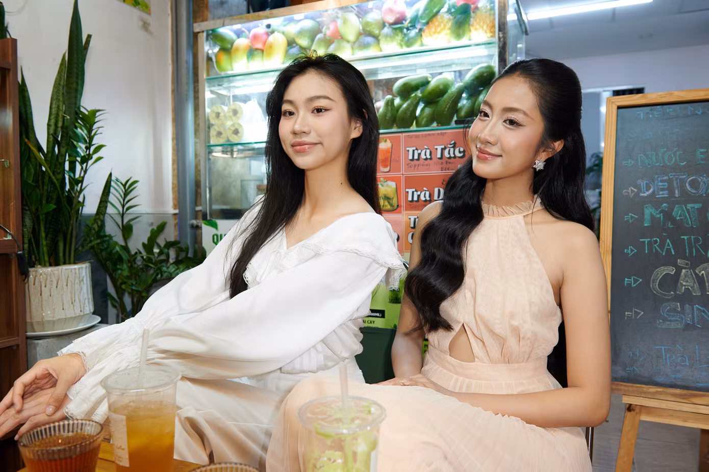 "Chắc chị em chúng tôi có mối duyên đặc biệt. Khi vào nhà chung, từ việc quay chương trình truyền hình thực tế, tập luyện cho đến được gọi tên trên sân khấu... tên của chúng tôi đều gần nhau", Trúc Linh nói thêm.
