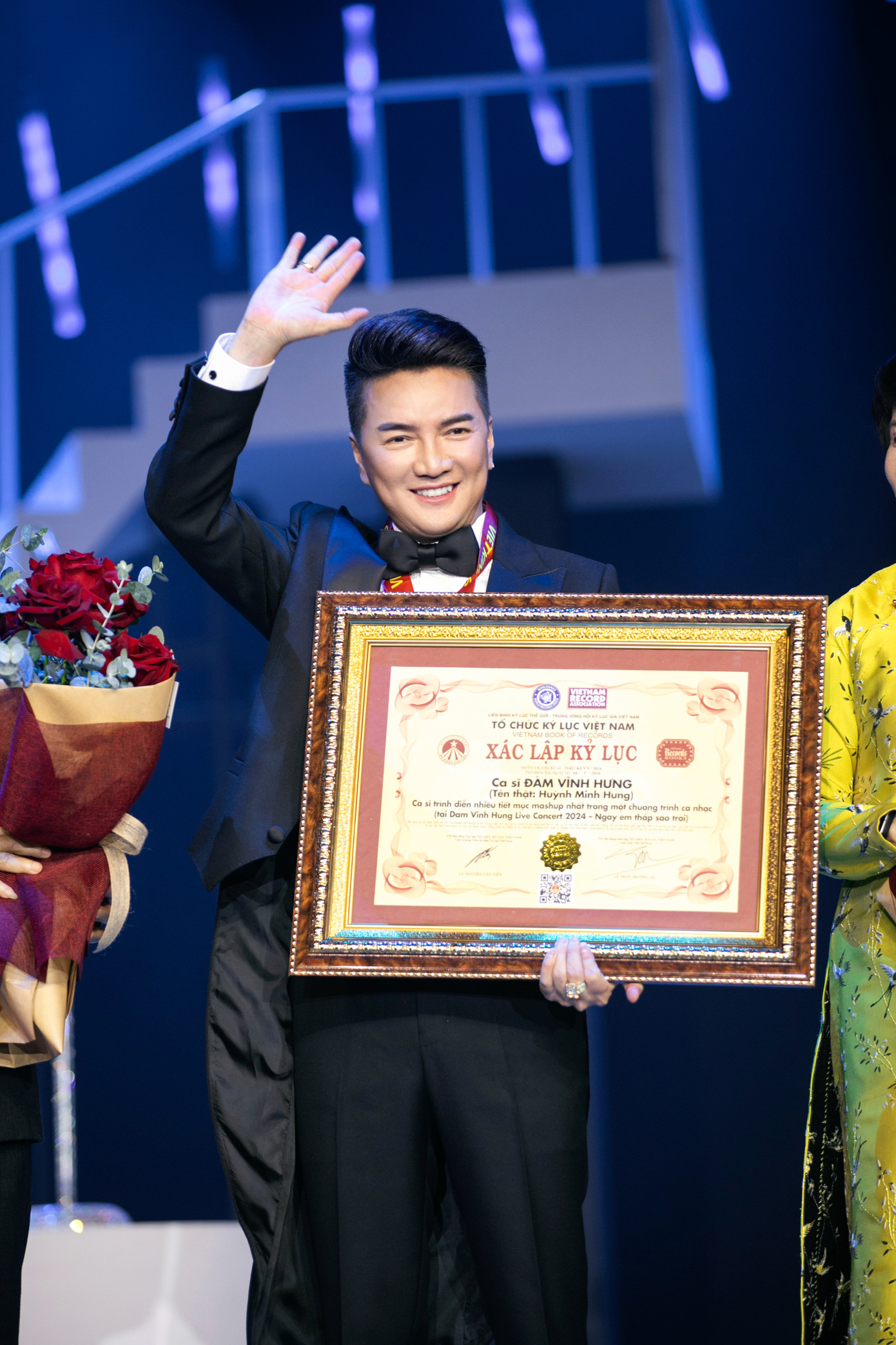 Trở lại sân khấu sau thời gian bình phục vì tai nạn ở Mỹ, Đàm Vĩnh Hưng nói anh cố gắng nhiều. "Chân tôi vẫn còn đau từ sáng do mang giày tây liên tục. Tôi chưa hoàn toàn bình phục, chân vẫn sưng. Vừa hát vừa nhảy đau chân lắm nhưng tôi vẫn chấp nhận để cống hiến cho âm nhạc", nam ca sĩ nói ở gần cuối chương trình.