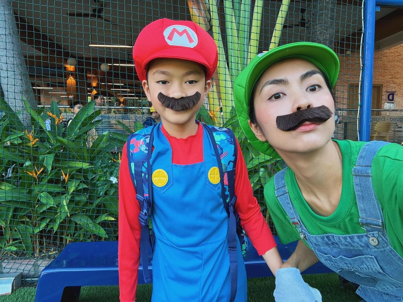 Tăng Thanh Hà trong tạo hình nhân vật Luigi, tạo dáng cùng con trai lớn hóa trang thành Mario dịp lễ Halloween.