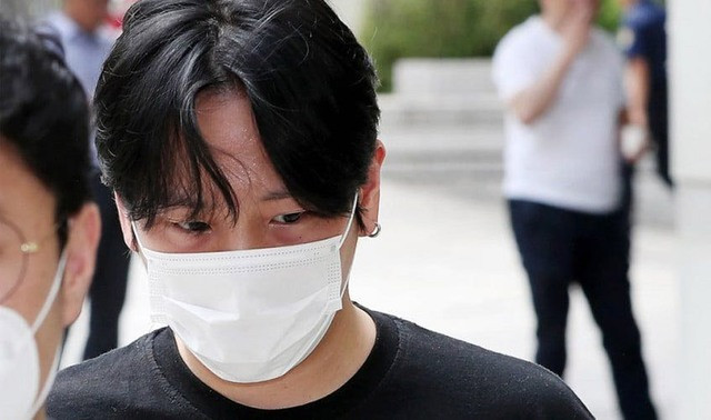 Himchan bị công khai danh tính, gắn thiết bị theo dõi vì tội cưỡng bức. Himchan bị công khai danh tính, gắn thiết bị theo dõi vì tội cưỡng bức.