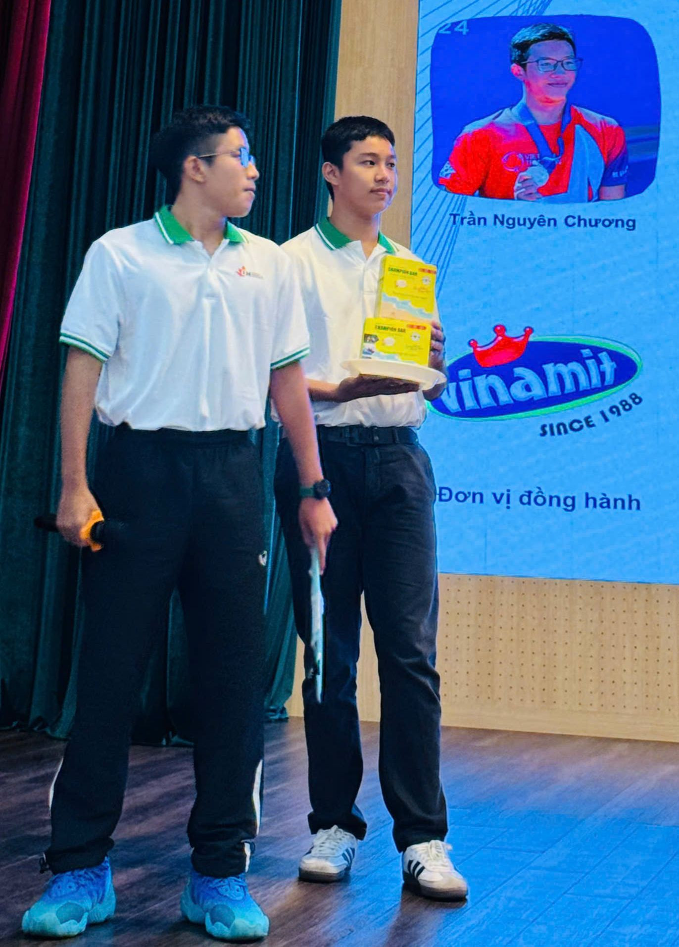 Trần Nguyên Chương (bên trái) là nhóm trưởng của nhóm dự án học sinh THPT.