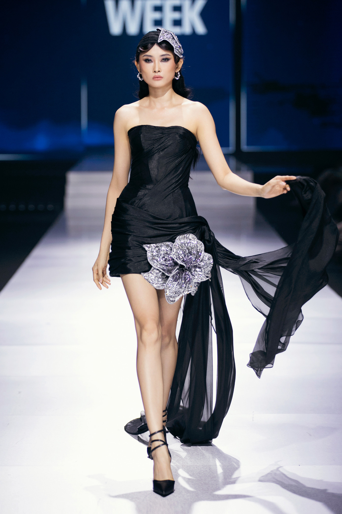 Bốn sắc thái tạo câu chuyện giao thoa ngày - đêm, tôn vinh tính nữ.