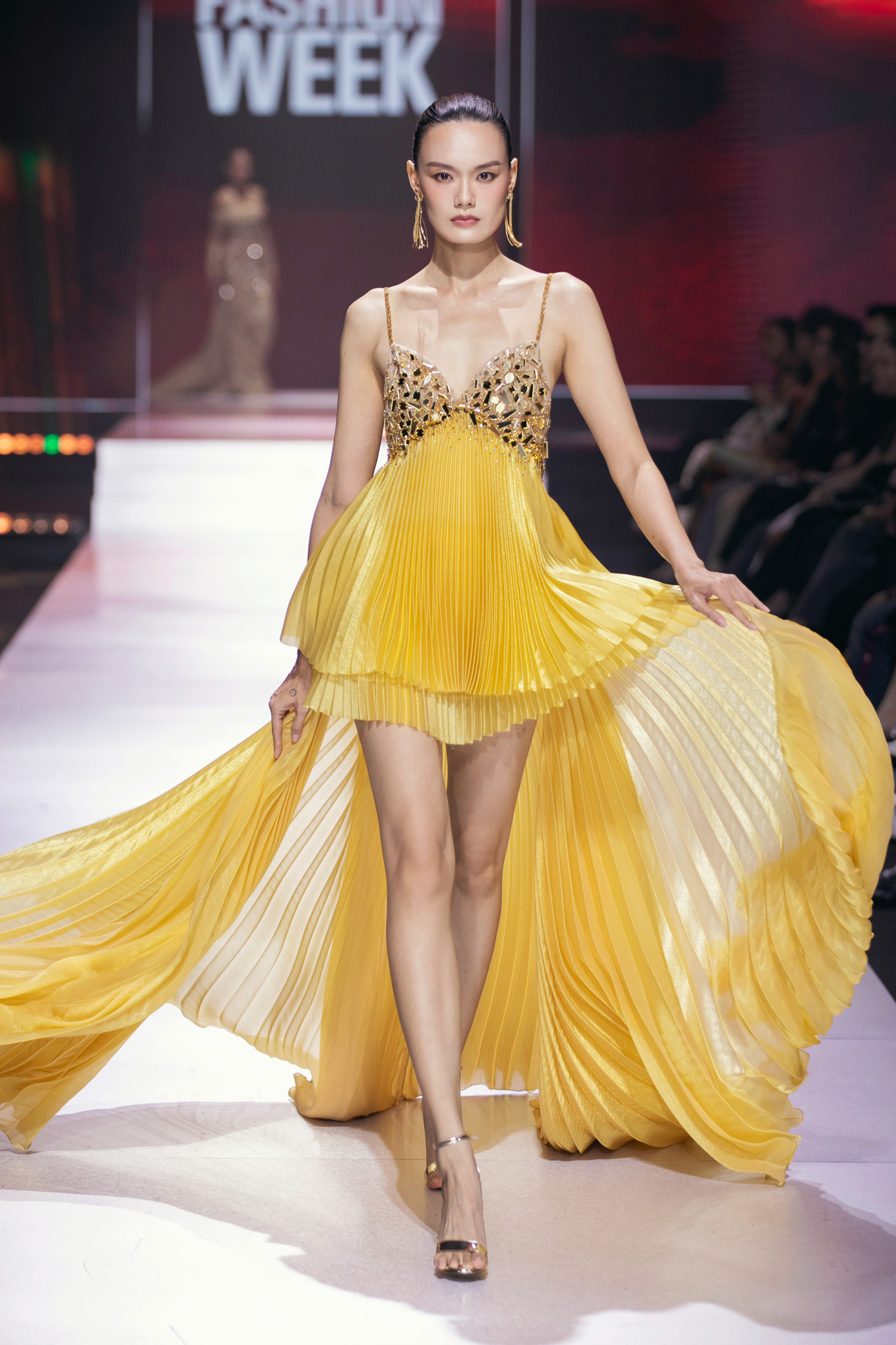 Bốn sắc thái tạo câu chuyện giao thoa ngày - đêm, tôn vinh tính nữ.