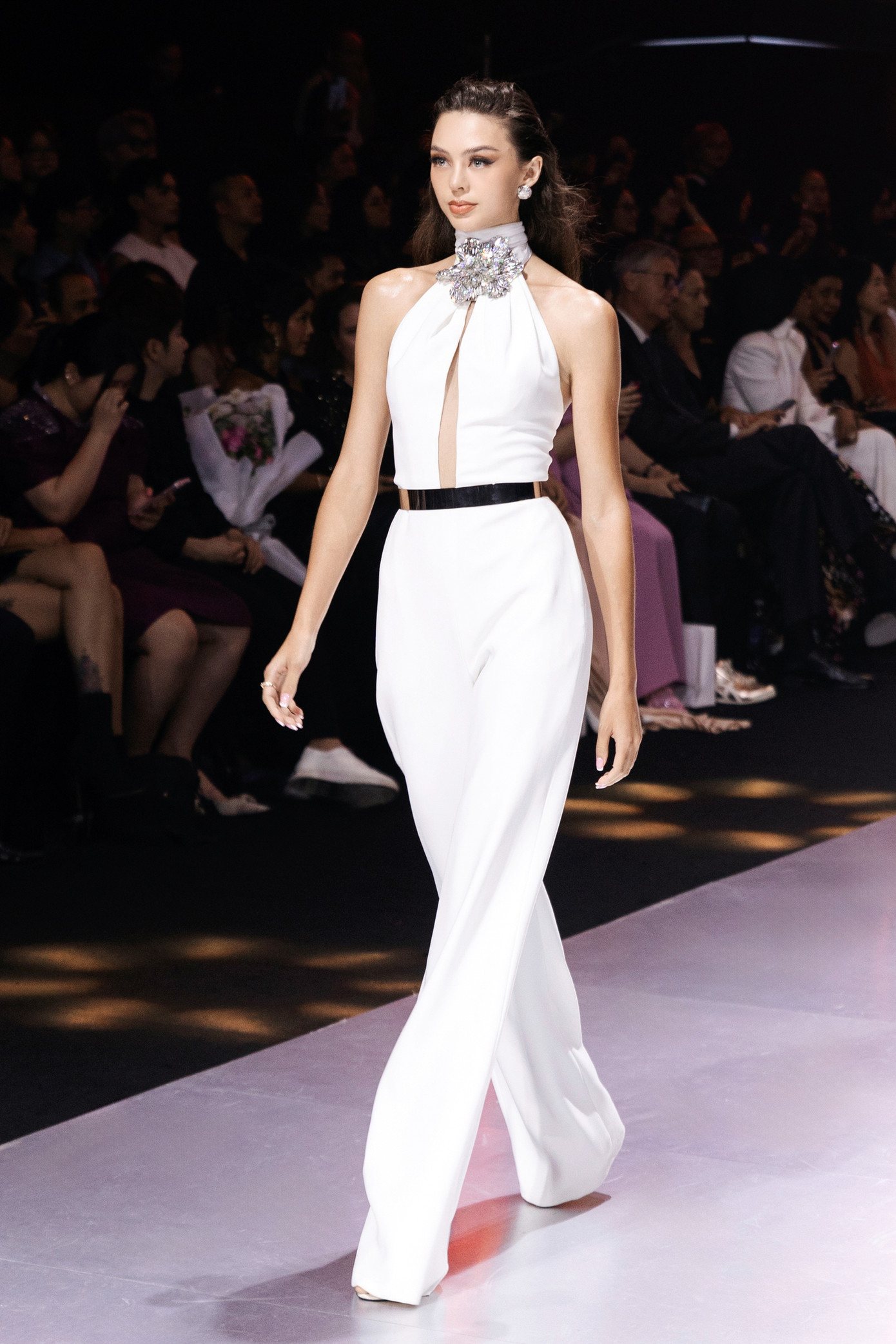 Bốn sắc thái tạo câu chuyện giao thoa ngày - đêm, tôn vinh tính nữ.