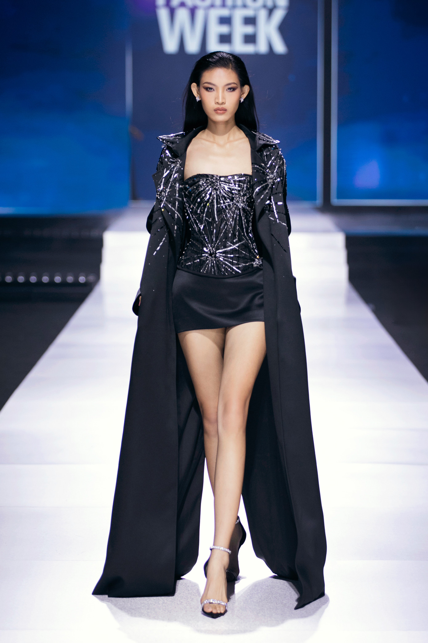 Bốn sắc thái tạo câu chuyện giao thoa ngày - đêm, tôn vinh tính nữ.