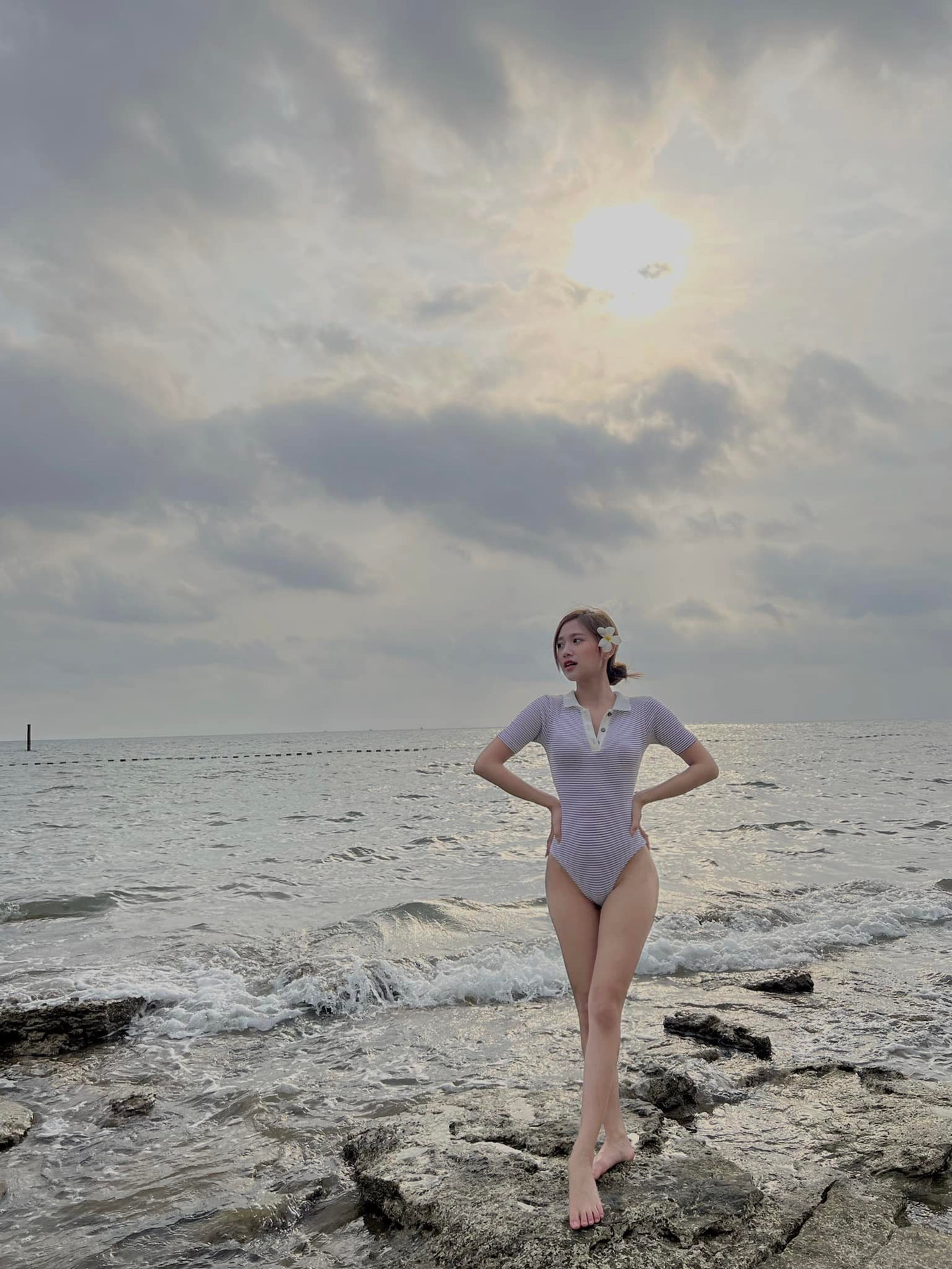 Thỉnh thoảng, người đẹp đăng lên trang cá nhân ảnh tại bể bơi, biển khiến nhiều người khen thân hình đồng hồ cát.