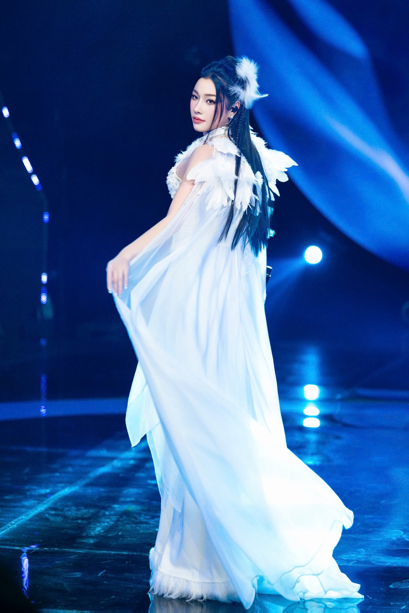 Giám khảo nhận xét Thủy Bùi thi hát nhưng giống trình diễn hoa hậu.