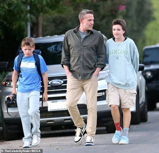 Ben Affleck dành thời gian bên hai con sau khi ly hôn Jennifer Lopez. Ben Affleck dành thời gian bên hai con sau khi ly hôn Jennifer Lopez.