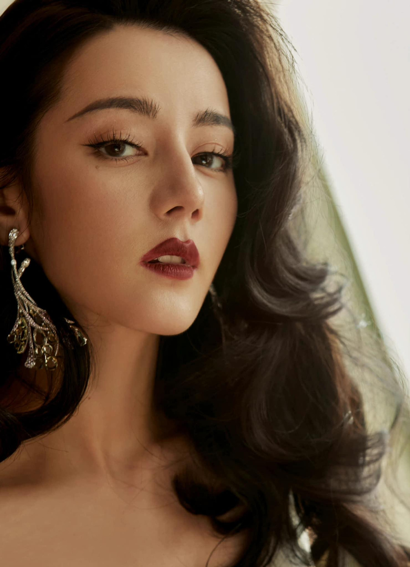 Vẻ thu hút của Địch Lệ Nhiệt Ba. Ảnh: Weibo.